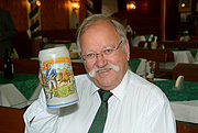 Ludwig "Wiggerl" Hagn vom Löwenbräu Festzelt und der neue Wirtekrug 2015 (©Foto: Ingrid Grossmann)